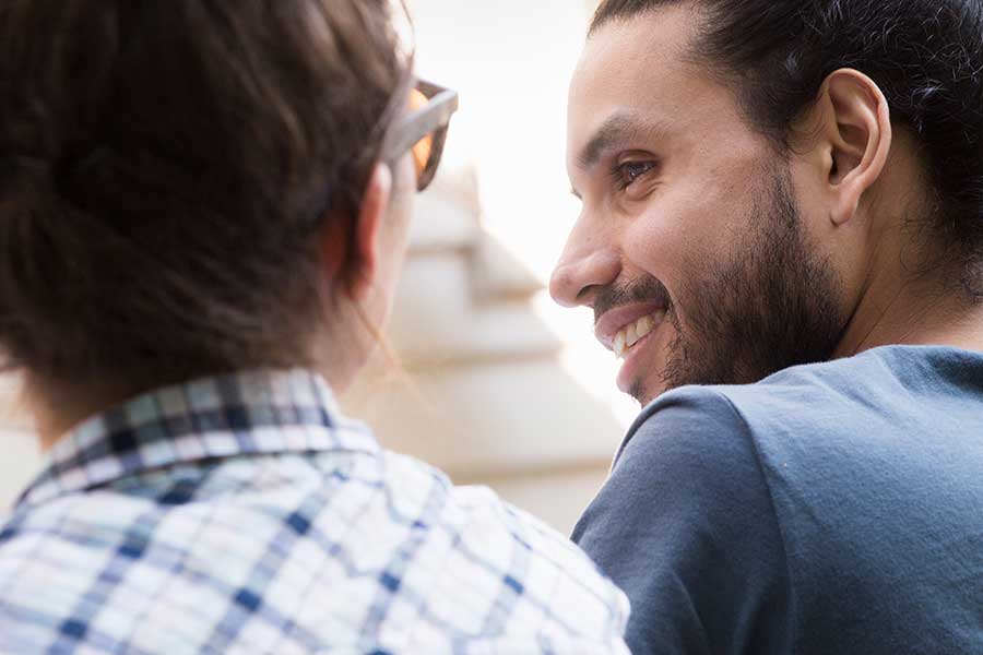 aiutare chi ha un attacco di panico parlare con calma